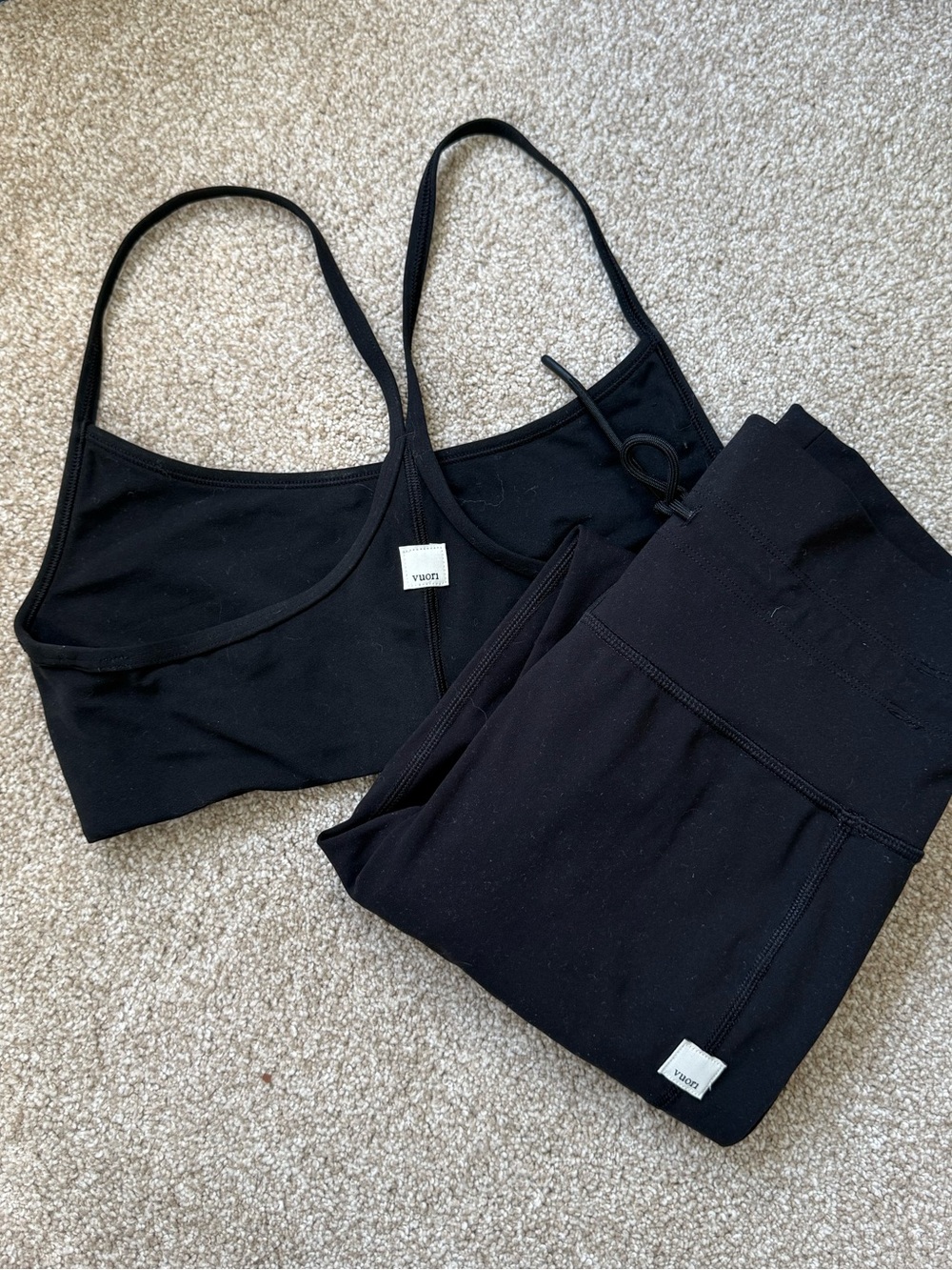 Vuori Women’s Black Active Set - Picture 5 of 5